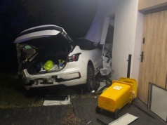Kierująca elektrycznym autem pomyliła pedał gazu z hamulcem, uderzyła bramę wjazdową, auto i wjechała w budynek
