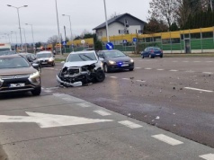 Potężne zderzenie na Podkarpackiej. Kierowca nie ustąpił pierwszeństwa