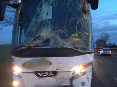 Zderzenie dwóch autobusów o świcie. Sto osób w pojazdach, są ranni