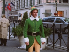 Słynny strój z filmu "Elf" sprzedany na aukcji. Cena nie jednego może zaskoczyć