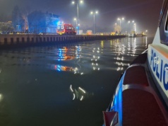 Wpadł do Martwej Wisły i stracił przytomność. Starszego mężczyznę ratowali policjanci