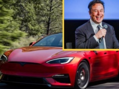 Czy można używać telefonu podczas jazdy Teslą? Elon Musk nie ma wątpliwości