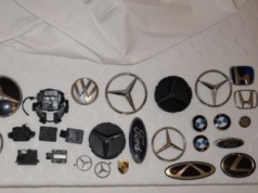 Seryjnie kradł emblematy. Święta spędzi w areszcie