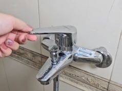 Zamiast we włosy, wetrzyj w kran. Nic nie czyści go lepiej