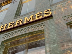 Hermès sprzedaje plastry za 200 dolarów. Moda, upcykling czy zwykły absurd?