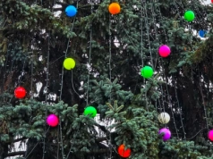 Siedlecka choinka na Placu Sikorskiego przystrajana na nowo. ARMS zapowiada świąteczną metamorfozę