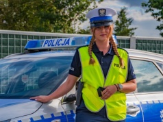 Zator: policjantka z Oświęcimia uratowała sikorkę