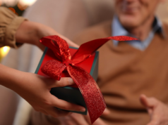 Co kupić dziadkowi na święta? Upominki dopasowane do współczesnych dziadków