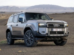 Nowy Land Cruiser z elektrycznym wsparciem