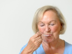 Seniorzy powinni pić łyżeczkę dziennie. Chroni przed demencją i wzmacnia serce