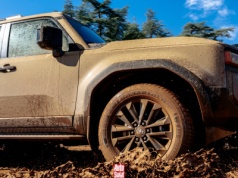 Legendarna terenówka Toyoty ma nowy napęd. To miękka hybryda 2.8 l. Znamy polską cenę