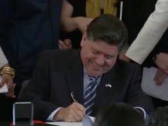 Gubernator J.B. Pritzker podpisał ustawę chroniącą mieszkańców Illinois przed działaniami ICE