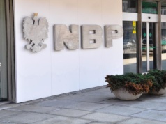 Kulisy sporu w NBP, sroga kara dla Playa i nowy broker na polskim rynku