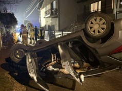 Częstochowa. Samochód dachował – 22-latek uciekł z miejsca wypadku, ale namierzył go policyjny pies „Wafel”