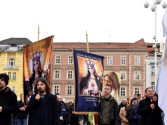 Promują patriarchat, modlą się na ulicach. Wielki spór w bałkańskim kraju