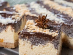 Sernik z makiem i brzoskwiniami