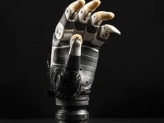 Bioniczna dłoń z „własnym umysłem”. Inżynierowie z USA projektują protezę AI, która chwyta z ludzką precyzją