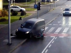 Olsztyn. Wjechał hulajnogą na czerwonym wprost przed auto