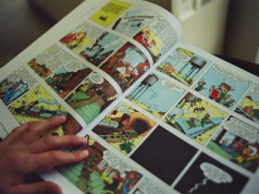 Światy z kart i stron: dlaczego popkulturowe uniwersa przenoszą się z książek na karty kolekcjonerskie?