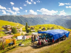 Nie odmawiaj, szykuj dwa żołądki i uważaj na toasty. Polacy kochają ten kraj, ale łatwo zaliczają tu wtopy