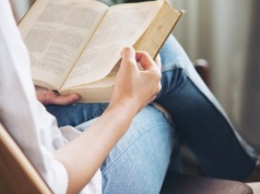 Czytanie książek receptą na długowieczność? Badacze ujawniają „minimalną dawkę”