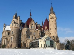 Mroczne korytarze i świąteczne światełka. Wybierz się na jarmark do tego zamku