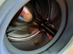 Pralka śmierdzi? Włóż jedną tabletkę i odpal 60°C. Efekt zaskakuje wszystkich