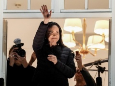 Łodzią rybacką, w przebraniu i peruce. Tak noblistka uciekła z kraju