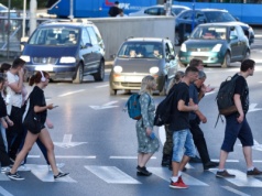 Kiedy pieszy nie musi korzystać z przejścia. Te przepisy zaskakują kierowców