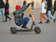 Wypadki dzieci na hulajnogach elektrycznych. Lekarz: Wymagają trepanacji czaszki
