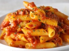 Ten przepis zajmuje tyle ile gotuje się makaron. Ekspresowy włoski obiad, idealny na leniwe dni