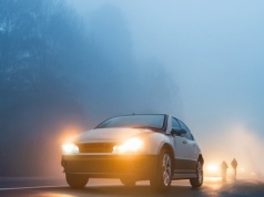 Trudne warunki na drodze: oświetlenie, które zwiększa bezpieczeństwo