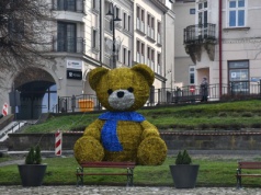 Spór o świątecznego misia z szalikiem. „Dlaczego w barwach ukraińskiej flagi”?