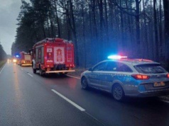 Droga wojewódzka 541 zablokowana. Samochód osobowy zderzył się z motorowerem