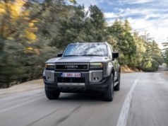 Nowa Toyota Land Cruiser teraz także z miękką hybrydą. Wiemy, ile kosztuje