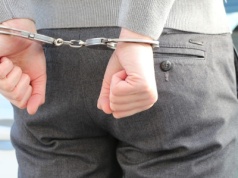 Rzucił się na policjanta, groził mu niebezpiecznym narzędziem. 55-latek jest w areszcie