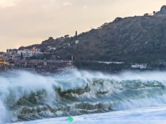 Sztorm paraliżuje Wielką Brytanię i Irlandię. Chaos na lotniskach, tysiące ludzi bez prądu