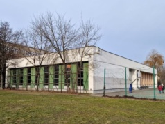 Basen na Żoliborzu stoi zamknięty od ponad 20 lat. Sprawdzamy plany co do budynku