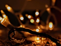 Jak wykorzystać lampki choinkowe na baterie w nietypowych dekoracjach świątecznych?