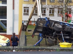 Samochód z podnośnikiem przewrócił się na terenie szkoły. Ranny jest operator maszyny