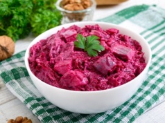 Taką sałatkę śledziową robi moja teściowa. Lepszej nie jadłam