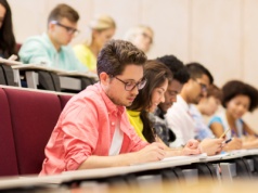 Średnio 2304 zł zapomogi dla doktoranta, ale zapłacą szkoły. Deregulacja w Sejmie