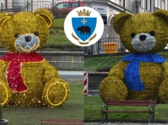 Przemyśl: świątecznemu misiowi trzeba było zmienić szalik, bo zbyt wielu osobom kolory kojarzyły się z Ukrainą