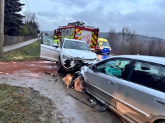 Czołowe zderzenie pojazdów. Trzecia auto “zanurkowało” do rowu