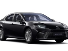 Hybrydowa Toyota Camry po przecenie. Teraz jest tańsza nawet od Priusa