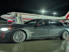 Te zdjęcia z Rygi BULWERSUJĄ. Po prezydenta Nawrockiego wysłano... BRUDNY samochód!