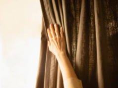 Nie prasuj zasłon przed świętami! Ten trik działa w minutę