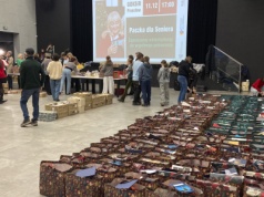 Słodycze, kocyk, wędliny - wolontariusze przygotowali paczki dla seniorów z Kołbaskowa