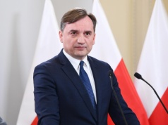 Pierwsza z ustaw praworządnościowych przyjęta. Sąd zdecydował ws. domu Ziobry