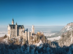 To nie bajka! Zamek z czołówki Disneya istnieje naprawdę i ma zaskakującą historię